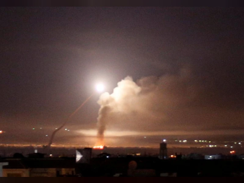 Tên lửa Israel bay trên bầu trời thủ đô Damascus (Syria) sáng sớm 10-5. Ảnh: REUTERS