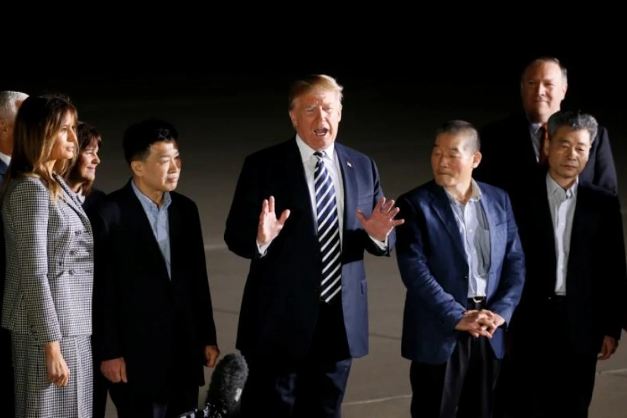 Tổng thống Mỹ Donald Trump ra sân bay căn cứ không quân Andrews đón 3 công dân Mỹ trở về từ Triều Tiên sáng 10-5, nói ông tin lãnh đạo Triều Tiên Kim Jong-un thật sự muốn gia nhập thế giới. Ảnh: REUTERS