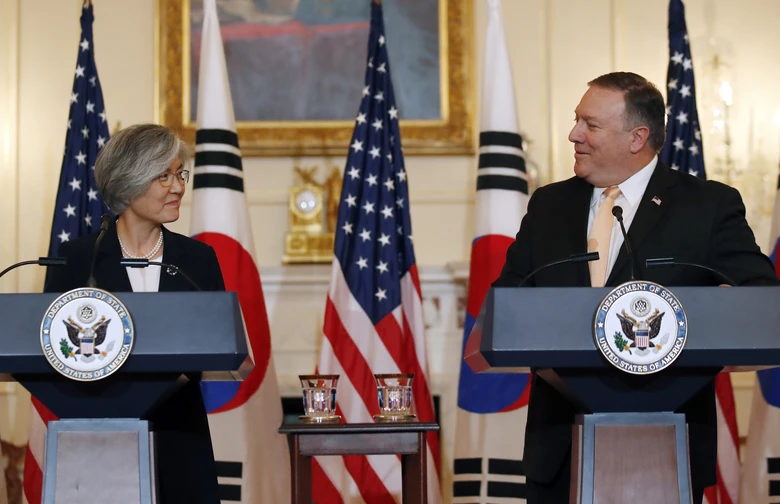 Ngoại trưởng Mỹ Mike Pompeo (phải) và Ngoại trưởng Hàn Quốc Kang Kyung-wha trong cuộc họp báo chung tại trụ sở Bộ Ngoại giao Mỹ ngày 11-5. Ảnh: AP