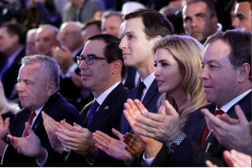 (Từ trái sang): Thứ trưởng Ngoại giao Mỹ John Sullivan, Bộ trưởng Tài chính Mỹ Steven Mnuchin, các cố vấn Nhà Trắng Jaerd Kusher và Ivanka Trump trong buổi lễ xác nhận di dời đại sứ quán Mỹ từ Tel Aviv về Jerusalem, tại Bộ Ngoại giao Israel ngày 13-5. Ảnh: REUTERS