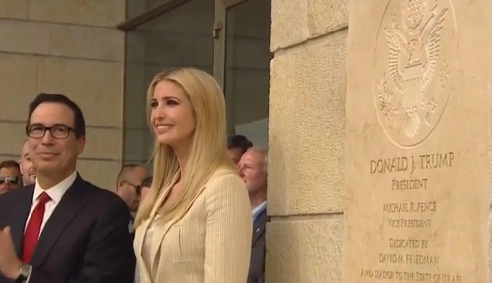 Cô Ivanka Trump được chọn mở tấm biển trước trụ sở đại sứ quán Mỹ ở Jerusalem. Ảnh: SKY NEWS