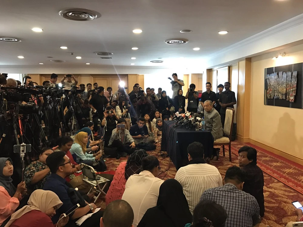 Tân Thủ tướng Mahathir Mohamad tại cuộc họp báo ngày 14-5, tuyên bố sẽ điều tra mọi sai phạm của chính phủ cũ. Ảnh: TWITTER