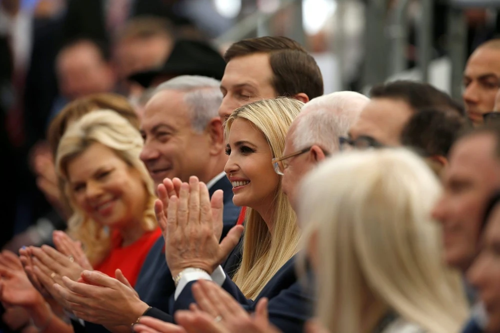 (Từ trái sang): Vợ chồng Thủ tướng Israel BenjaminNetanyahu và vợ chồng con gái Tổng thống Mỹ Donald Trump – con gái Ivanka Trump và con rể Jared Kushner tại buổi lễ khánh thành đại sứ quán Mỹ ở Jerusalem chiều 14-5. Ảnh: REUTERS