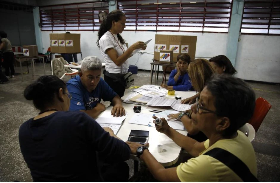 Nhân viên Ủy ban bầu cử kiểm phiếu cuộc bầu cử tổng thống Venezuela ngày 20-5, tại Caracas. Ảnh: REUTERS