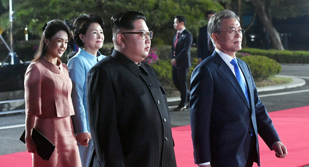 Vợ chồng lãnh đạo Triều Tiên Kim Jong-un (trái) và vợ chồng Tổng thống Hàn Quốc Moon Jae-in (phải) trong ngày diễn ra cuộc gặp thượng đỉnh liên Triều tại Bàn Môn Điếm 27-4. Ảnh: REUTERS