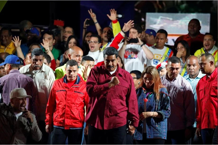 Tổng thống Venezuela Nicolas Maduro (giữa) phát biểu trước người ủng hộ sau khi chiến thắng trong cuộc bầu cử ngày 20-5, tại Caracas (Venezuela) tối 20-5. Ảnh: REUTERS