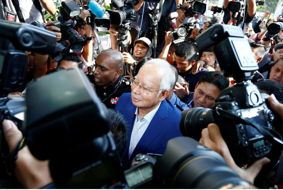 Cựu Thủ tướng Malaysia Najib Razak bị cấm rời khỏi đất nước ngay sau khi mất chức thủ tướng, đến trình diện và chịu thẩm vấn tại Ủy ban Chống tham nhũng ở Putrajaya (Malaysia) sáng 22-5. Ảnh: REUTERS
