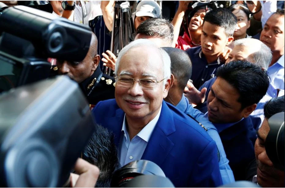 Cựu Thủ tướng Malaysia Najib Razak đến trình diện và chịu thẩm vấn tại Ủy ban Chống tham nhũng ở Putrajaya (Malaysia) sáng 22-5. Ảnh: REUTERS
