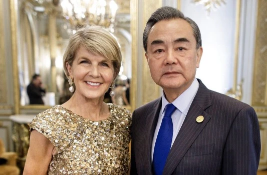 Ngoại trưởng Úc Julie Bishop (trái) và Bộ trưởng Ngoại giao Trung Quốc Vương Nghị trong cuộc gặp bên lề hội nghị G20 ở Buenos Aires (Argentina) ngày 21-5. Ảnh: TWITTER