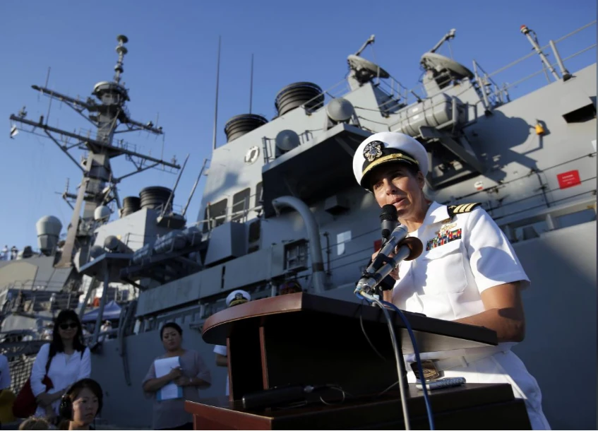 Tư lệnh Jennifer Pontius, hạm trưởng tàu USS Milius họp báo sau khi tàu đến căn cứ hải quân Yokosuka ngày 22-5. Ảnh: REUTERS