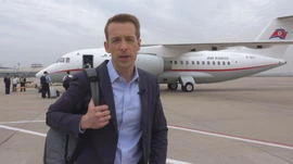 Nhà báo Ben Tracy của CBS News (Mỹ) - thành viên đoàn nhà báo nước ngoài đến Triều Tiên đưa tin về lễ đóng cửa bãi thử hạt nhân Punggye-ri - đến sân bay TP Wonsan (Triều Tiên) ngày 22-5. Ảnh: CBS NEWS