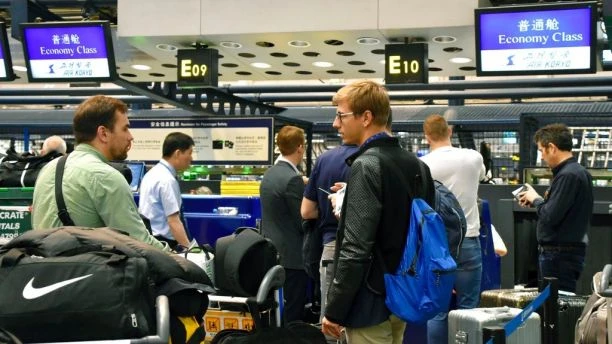 Đoàn nhà báo nước ngoài tại sận bay Bắc Kinh (Trung Quốc) chuẩn bị bay sang TP Wonsan (Triều Tiên) ngày 22-5. Ảnh: AP