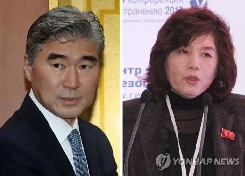 Nhà ngoại giao Mỹ gốc Hàn Quốc, Đại sứ Mỹ tại Philippines Sung Kim (trái) và Thứ trưởng Ngoại giao Triều Tiên Choe Son-hui dẫn đầu hai phái đoàn Mỹ-Triều gặp nhau tại làng Bàn Môn Điếm. Ảnh: YONHAP