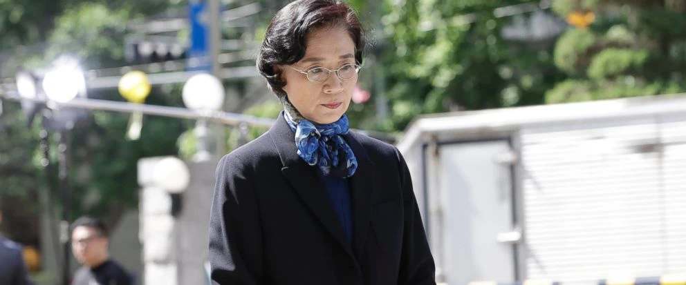 Bà Lee Myung-hee, vợ Chủ tịch Korean Air Cho Yang-ho đến Sở Cảnh sát Seoul ngày 28-5, chịu thẩm vấn 15 tiếng. Ảnh: YONHAP