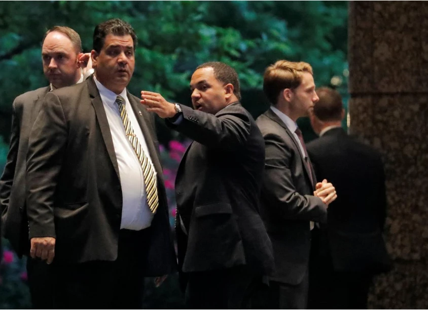 Nhân viên an ninh Mỹ bên ngoài địa điểm diễn ra cuộc gặp giữa Phó Chủ tịch Ủy ban Trung ương đảng Lao động Triều Tiên Kim Yong-chol và Ngoại trưởng Mỹ Mike Pompeo ở New York (Mỹ) ngày 30-5. Ảnh: REUTERS