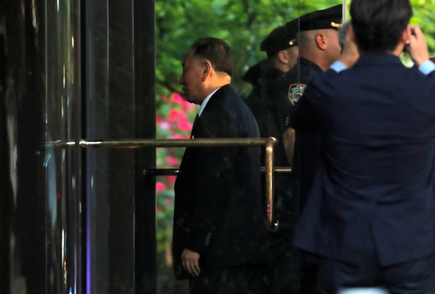 Phó Chủ tịch Ủy ban Trung ương đảng Lao động Triều Tiên Kim Yong-chol đến địa điểm gặp Ngoại trưởng Mỹ Mike Pompeo ở New York ngày 30-5. Ảnh: REUTERS