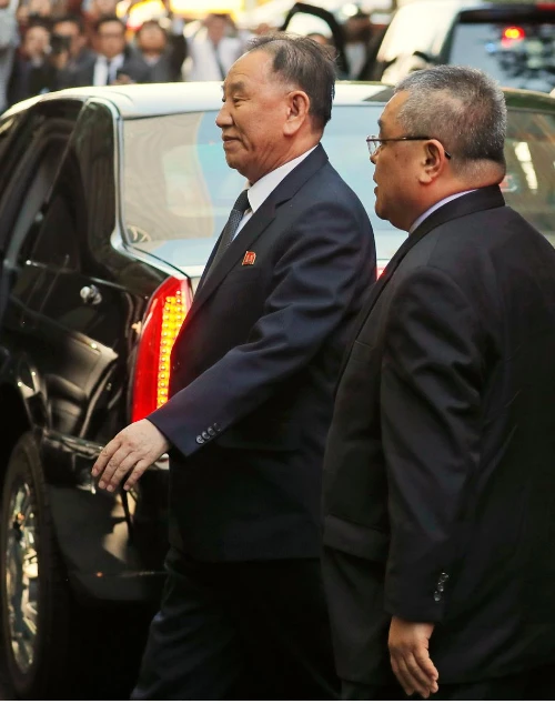 Phó Chủ tịch Ủy ban Trung ương đảng Lao động Triều Tiên Kim Yong-chol (trái) đến một khách sạn ở New York ngày 30-5. Ảnh: REUTERS