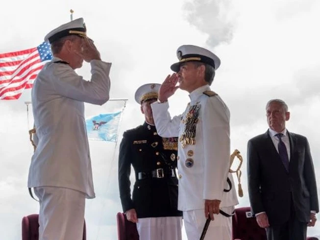 Đô đốc Harry Harris (phải) trong buổi lễ chuyển giao vị trí Tư lệnh Bộ Chỉ huy Ấn Độ Dương-Thái Bình Dương cho Đô đốc Philip Davidson (trái) tại Hawaii ngày 30-5. Ảnh: CNN
