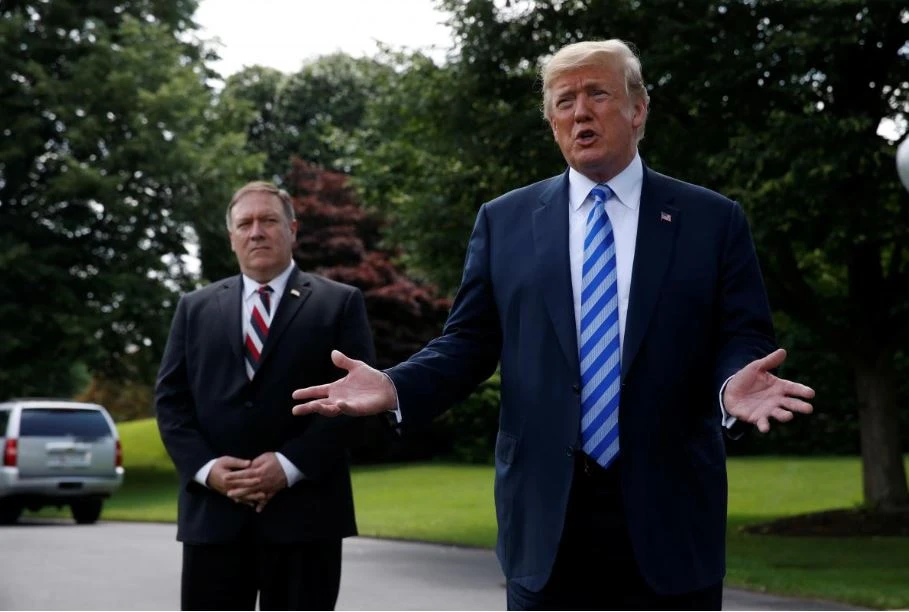 Tổng thống Trump (phải) và Ngoại trưởng Pompeo trao đổi với báo chí sau khi tiễn ông Kim Yong-chol ra về. Ảnh: REUTERS