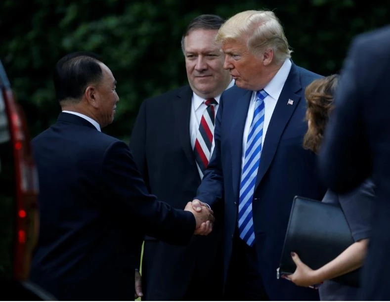 Ông Kim Yong-chol (trái) được Tổng thống Trump (phải) và Ngoại trưởng Pompeo (giữa) tiễn ra xe sau cuộc gặp tại Nhà Trắng ngày 1-6. Ảnh: REUTERS