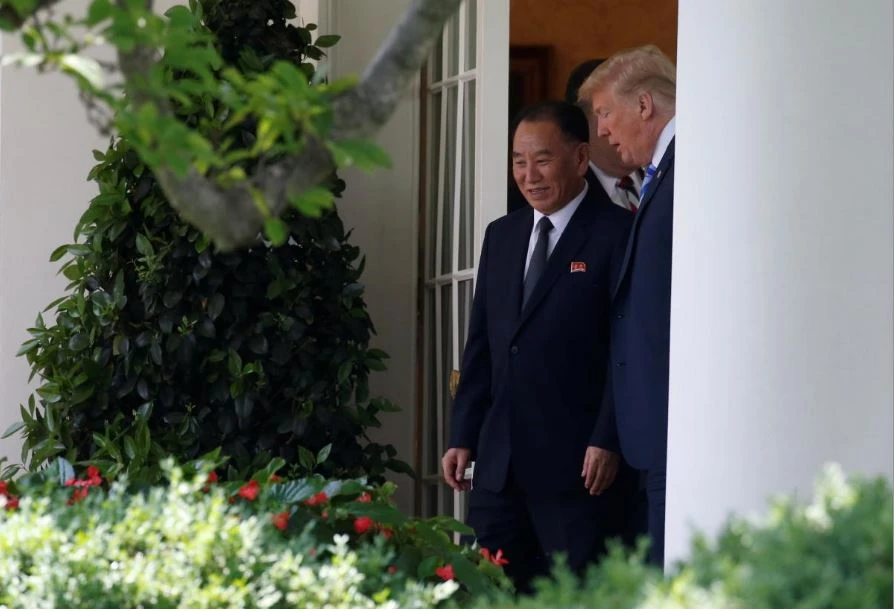 Ông Kim Yong-chol và Tổng thống Trump bước ra khỏi phòng Bầu dục tại Nhà Trắng sau cuộc gặp ngày 1-6. Ảnh: REUTERS