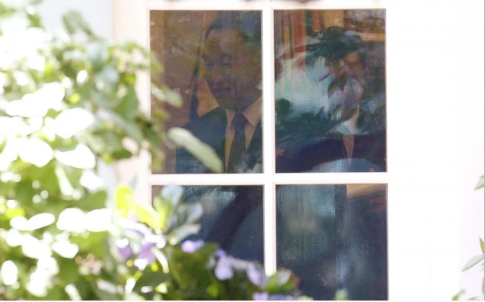 Ông Kim Yong-chol được nhìn thấy từ ngoài cửa sổ phòng Bầu dục lúc ông trao bức thư của lãnh đạo Kim Jong-un đến Tổng thống Trump ngày 1-6. Ảnh: REUTERS