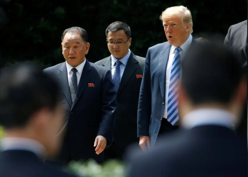 Ông Kim Yong-Chol được đích thân Tổng thống Trump tiễn ra xe sau cuộc gặp. Ảnh: REUTERS