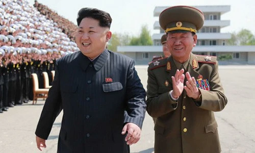Ông Pak Yong-sik (phải) cùng lãnh đạo Triều Tiên Kim Jong-un (trái) thăm một đơn vị quân đội năm 2015. Ảnh: KCNA