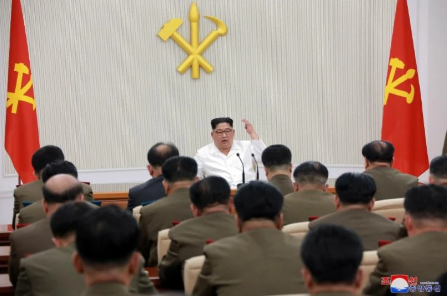 Lãnh đạo Triều Tiên Kim Jong-un trong một cuộc họp Quân ủy Trung ương đảng Lao động Triều Tiên. Hình ảnh được KCNA công bố ngày 18-5