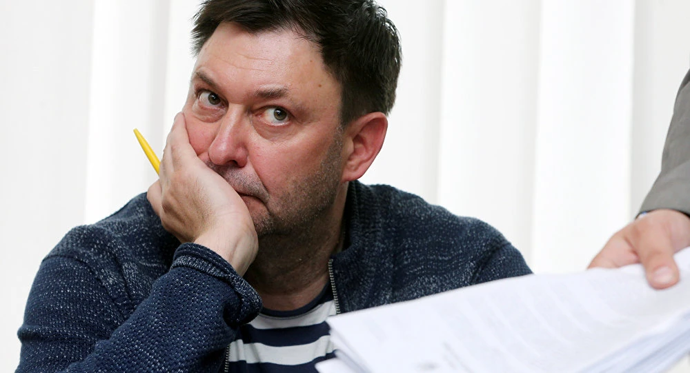 Nhà báo Kirill Vyshinsky trong phiên tòa tại Kherson (Ukraine) ngày 17-5. Ảnh: REUTERS