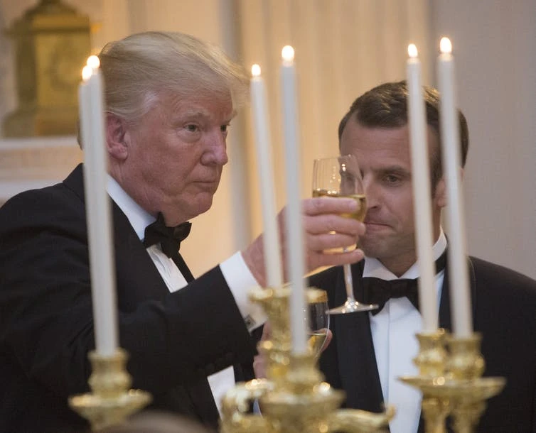 Với Tổng thống Pháp Emmanuel Macron (phải), chính sách thương mại bảo hộ của Tổng thống Mỹ Donald Trump (trái) không chỉ đe dọa đến quyền lợi kinh tế Pháp mà còn là một thách thức với an ninh liên minh. Ảnh: EPA