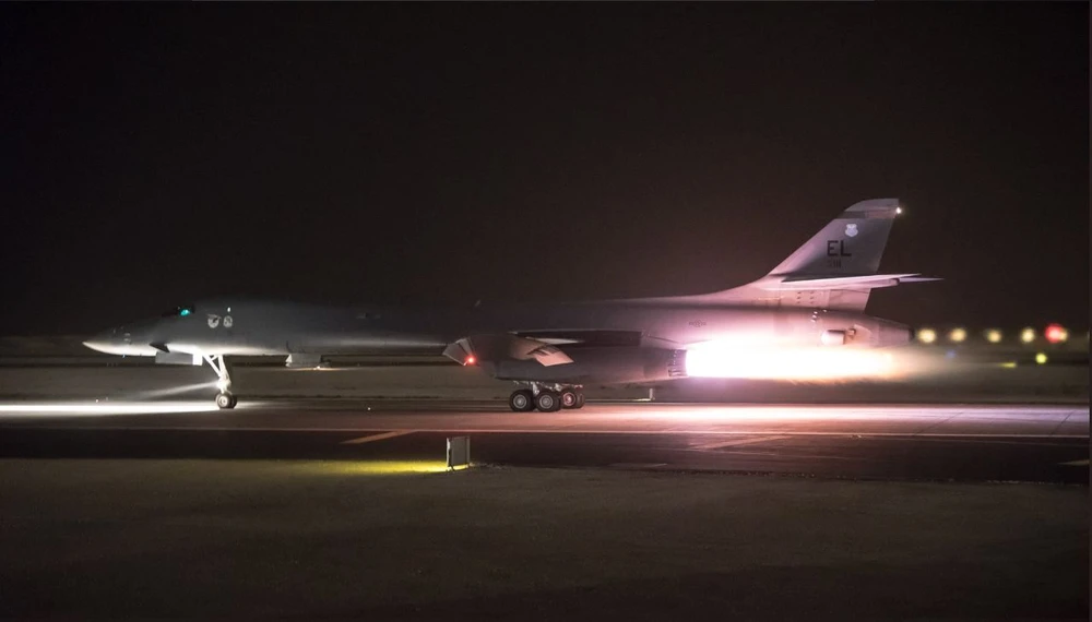 Máy bay ném bom B-1B Lancer tại căn cứ Al Udeid (Qatar) – một trong những nơi tập trung máy bay Mỹ cất cánh đi không kích IS ở Trung Đông. Ảnh: TWITTER
