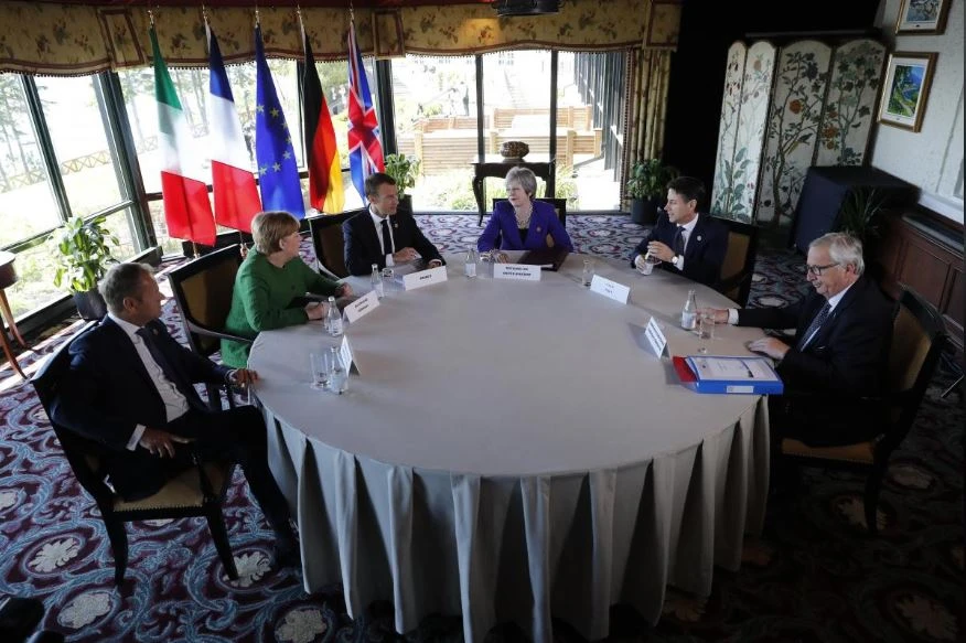 Thủ tướng Anh Theresa May (giữa) trong cuộc gặp với các lãnh đạo châu Âu tại hội nghị G7 ở TP La Malbaie, Quebec (Canada) ngày 8-6. Ảnh: REUTERS