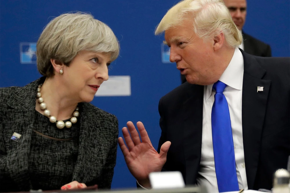Thủ tướng Anh Theresa May (trái) phản đối mạnh ý kiến của Tổng thống Mỹ Donald Trump tái kết nạp Nga vào G7. Ảnh: NYP