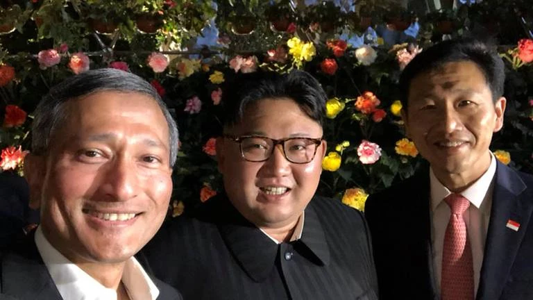 (Từ trái sang) Ngoại trưởng Singapore Vivian Balakrishman, lãnh đạo Triều Tiên Kim Jong-un, Bộ trưởng Giáo dục Singapore Ong Ye Kung thăm công viên Gardens by the Bay (Singapore) tối 11-6. Ảnh: TWITTER