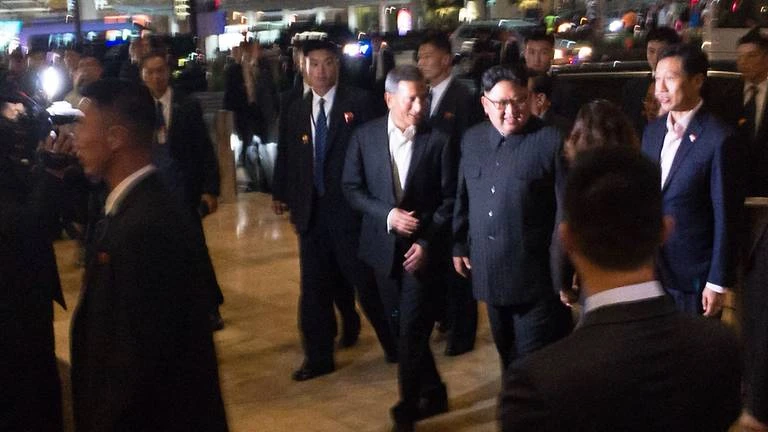 Lãnh đạo Triều Tiên Kim Jong-un (giữa, mang kiếng)tham quan công viên Gardens by the Bay (Singapore) tối 11-6. Ảnh: CNA 