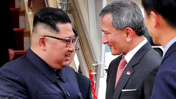 Lãnh đạo Triều Tiên Kim Jong-un (trái) đến sân bay Changi ngày 10-6 và được Ngoại trưởng Singapore Vivian Balakrishnan chào đón. Ảnh: AP