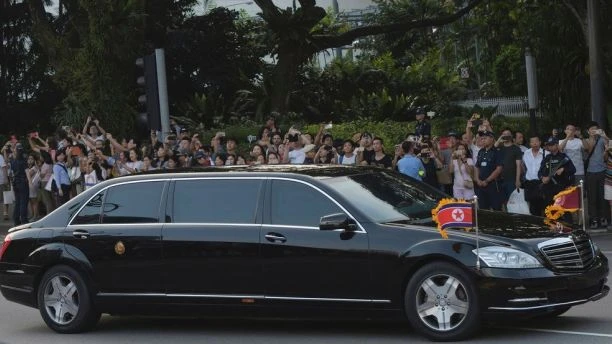 Chiếc xe chở lãnh đạo Triều Tiên Kim Jong-un được bảo vệ chặt khi đến Singapore. Ảnh: AP