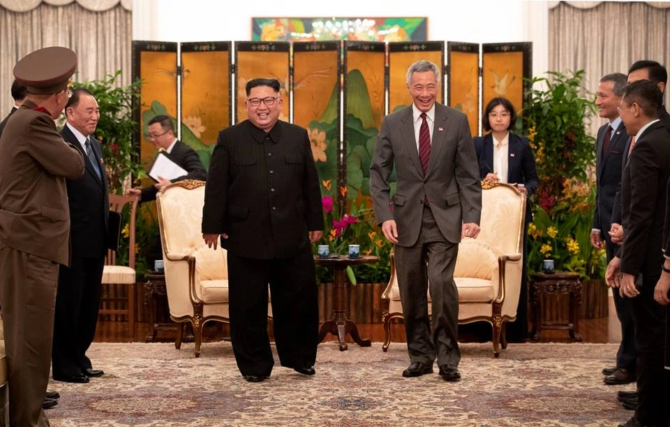Cuộc gặp giữa Thủ tướng Singapore Lý Hiển Long (phải) và lãnh đạo Triều Tiên Kim Jong-un tại dinh thủ tướng Istana tối 10-6. Ảnh do Thủ tướng Lý đưa lên trang FACEBOOK của mình.