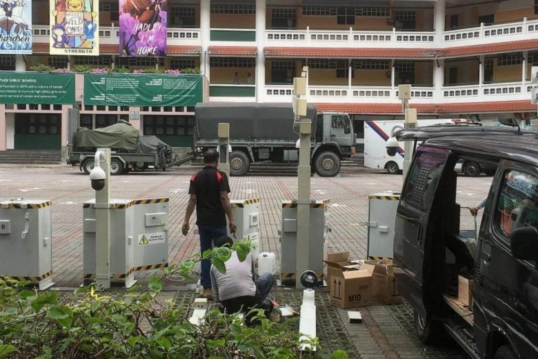 Công nhân lắp ráp máy quay di động ở bãi đậu xe trường nữ sinh Raffles ở đường Anderson tại Singapore ngày 10-6, chuẩn bị cho cuộc gặp thượng đỉnh Mỹ-Triều. Ảnh: ST