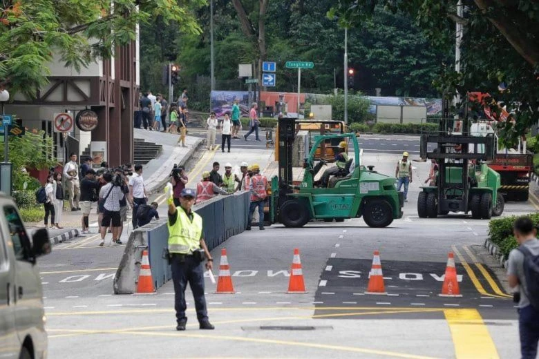 Cảnh sát điều phối giao thông tuyến đường từ Tomlinson đến Cuscaden tại Singapore ngày 12-6, một ngày trước thượng đỉnh Mỹ-Triều. Ảnh: ST
