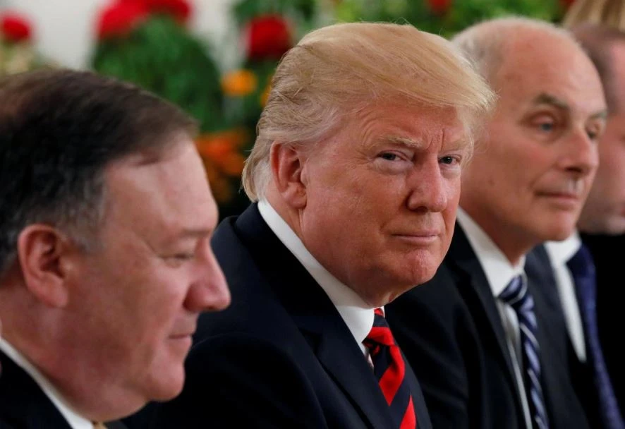 Tổng thống Mỹ Donald Trump (giữa), Ngoại trưởng Mỹ Mike Pompeo (trái), Chánh Văn phòng Nhà Trắng John Kelly (phải) tham dự bữa tiệc trưa với Thủ tướng Singapore Lý Hiển Long tại dinh thủ tướng Istana (Singapore) ngày 11-6. Ảnh: REUTERS