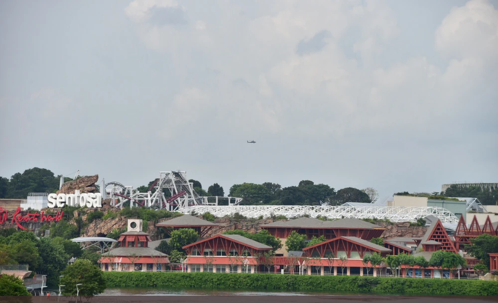An ninh với hai lãnh đạo Mỹ, Triều Tiên được đặt cao hơn an ninh các nhân vật khác Singapore từng đón. Trực thăng trên bầu trời Sentosa (Singapore) sáng ngày diễn ra thượng đỉnh Mỹ-Triều 12-6. Ảnh: TWITTER