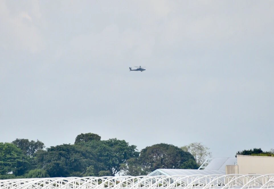 Trực thăng quần trên bầu trời Sentosa (Singapore) sáng ngày diễn ra thượng đỉnh Mỹ-Triều 12-6. Ảnh: TWITTER