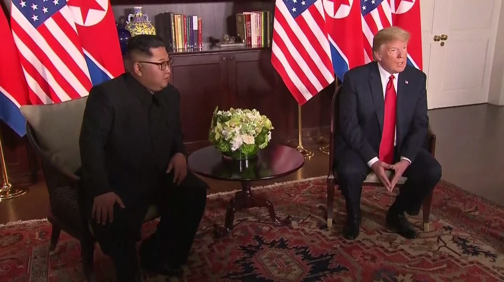 Tổng thống Mỹ Donald Trump (phải) và lãnh đạo Triều Tiên Kim Jong-un bắt đầu cuộc gặp riêng từ 9 giờ sáng 12-6 tại khách sạn Capella ở Singapore. Ảnh: CNA