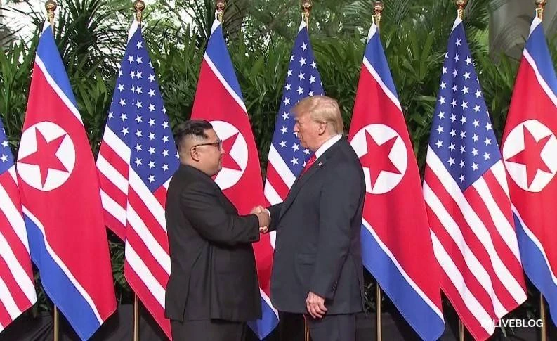 Tổng thống Mỹ Donald Trump (phải) và lãnh đạo Triều Tiên Kim Jong-un và cú bắt tay lịch sử, bắt đầu cuộc gặp riêng từ 9 giờ sáng 12-6 tại khách sạn Capella ở Singapore. Ảnh: CNA