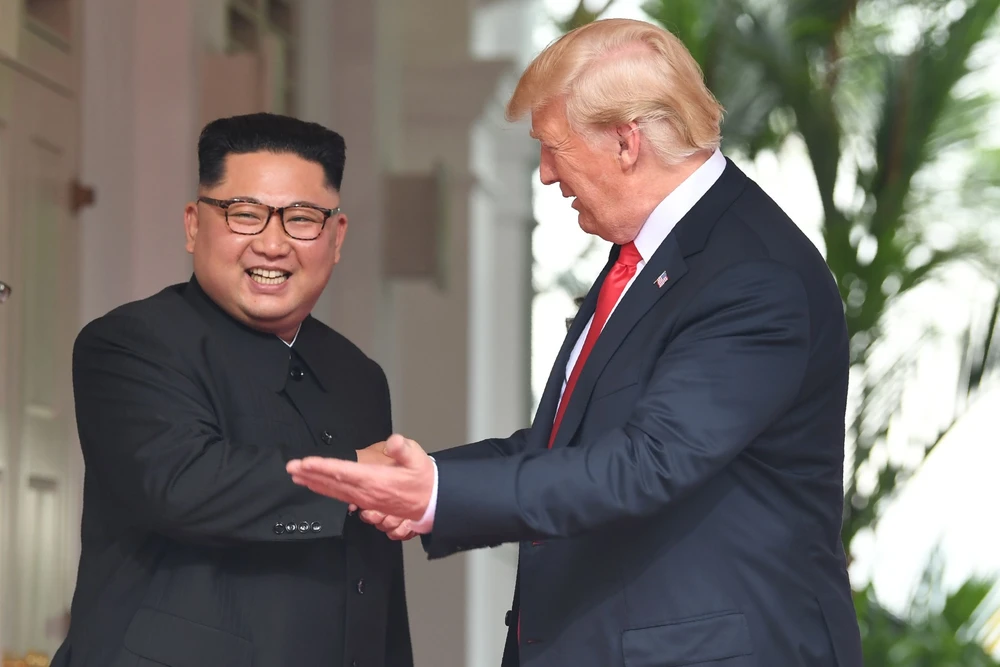 Tổng thống Mỹ Donald Trump (phải) và lãnh đạo Triều Tiên Kim Jong-un đang gặp thượng đỉnh lịch sử tại Singapore. Ảnh: CNA