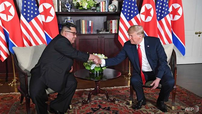 Tổng thống Mỹ Donald Trump (phải) và lãnh đạo Triều Tiên Kim Jong-un bắt đầu cuộc gặp riêng từ 9 giờ sáng 12-6 tại khách sạn Capella ở Singapore. Ảnh: CNA