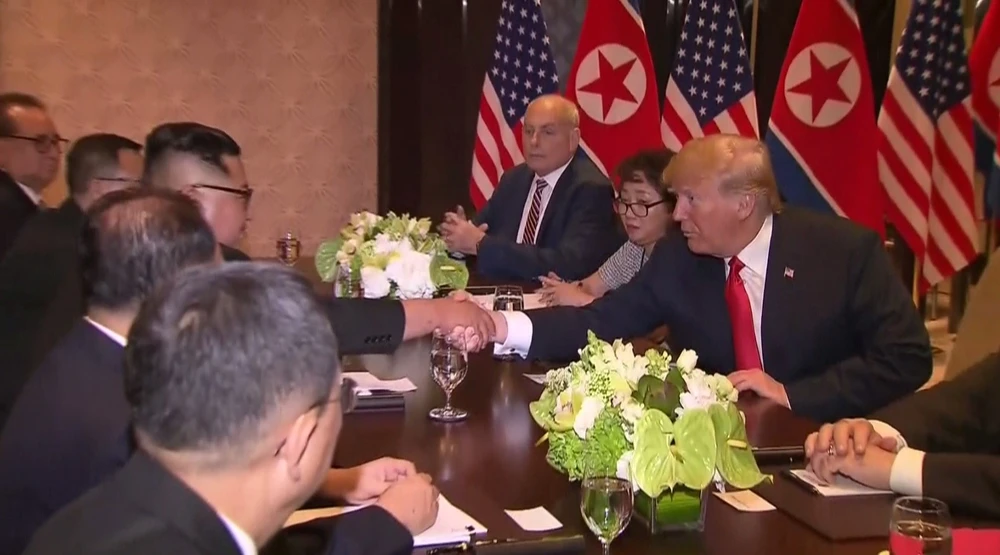 Hai ông Trump-Kim bắt tay trong phiên gặp mở rộng. Ảnh: CNA