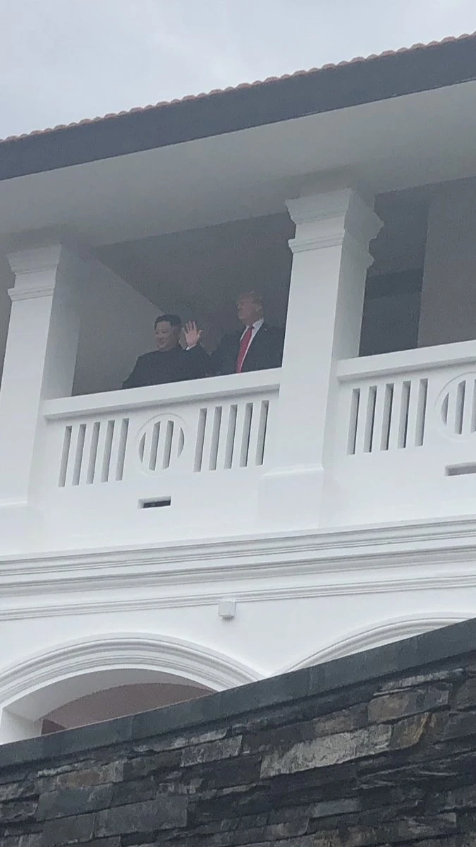 Hai ông Trump (phải), Kim xuất hiện ở ban công khách sạn Capella sau khi kết thúc phiên gặp riêng. Ảnh: TWITTER